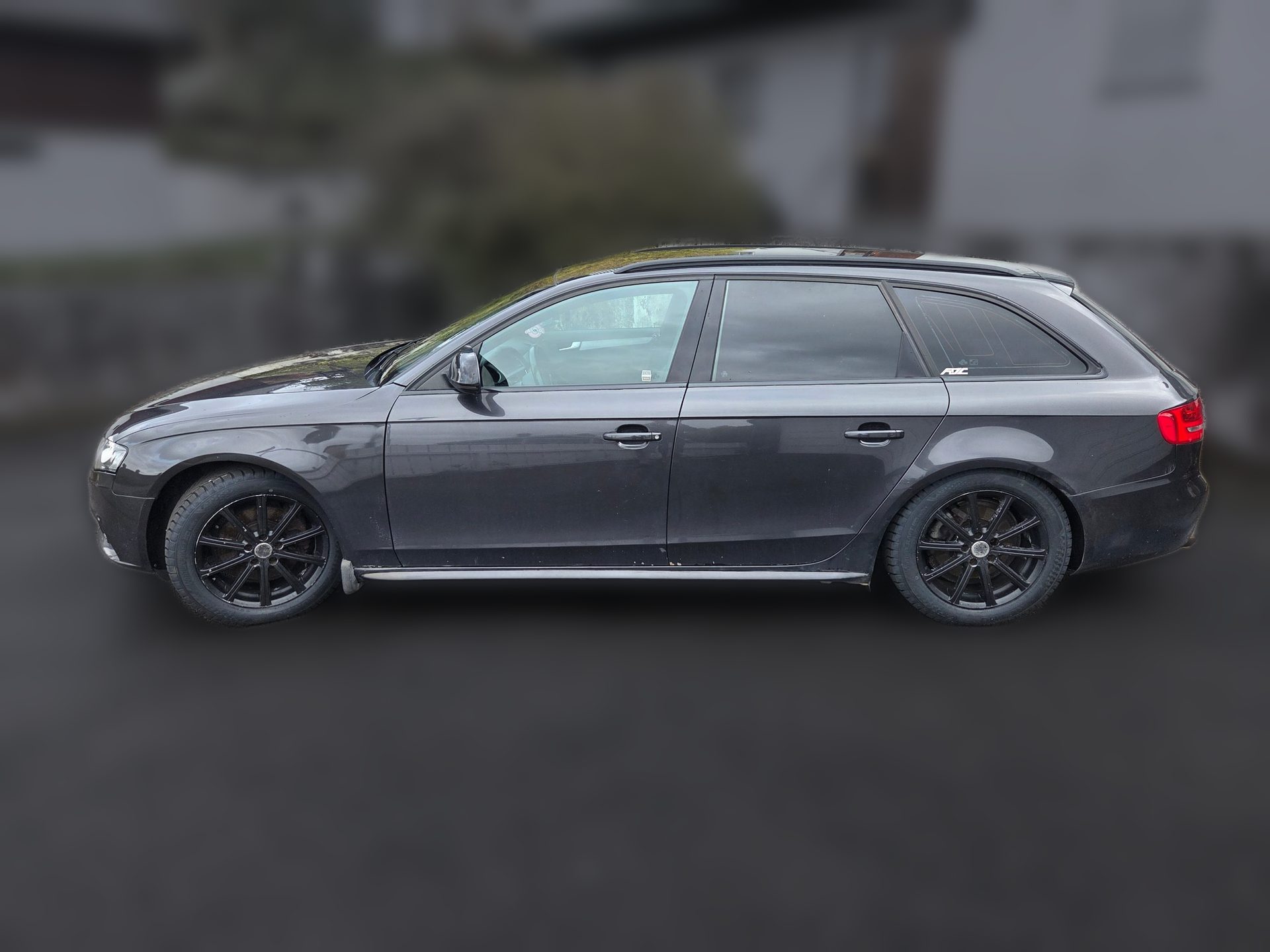 Grå Audi A4 Avant B8 sett fra siden